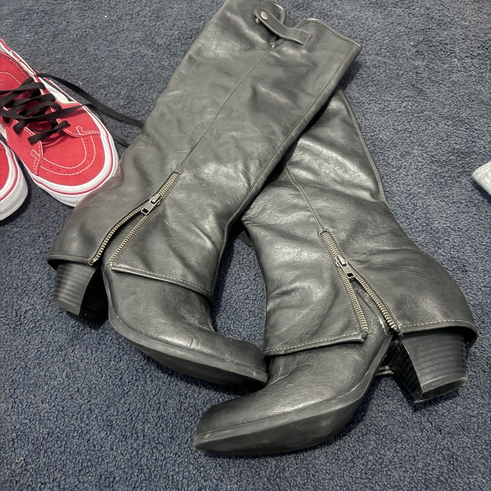 Black heel boot